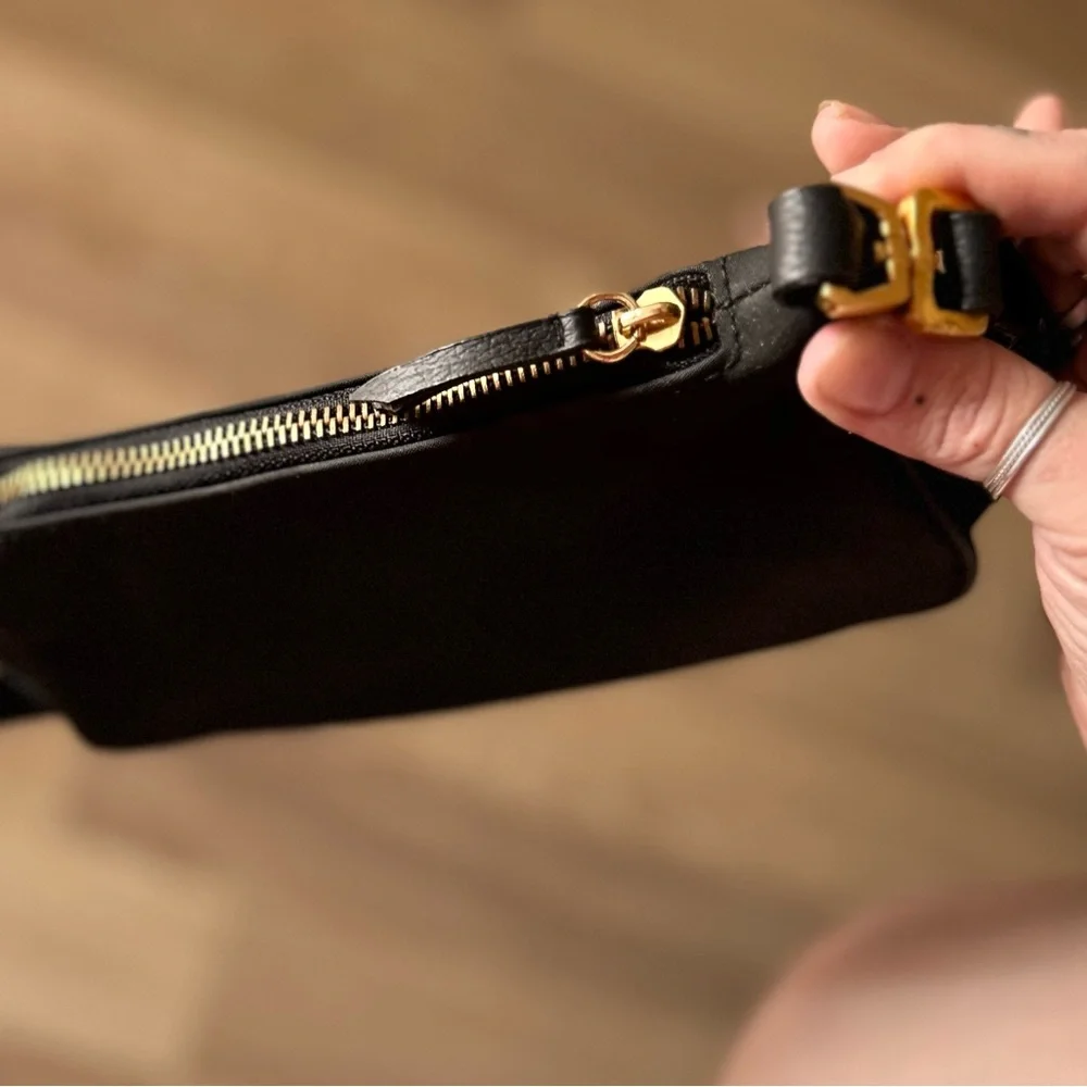 XOXO New York Elegant Black Shoulder Bag - Picture 9 of 10